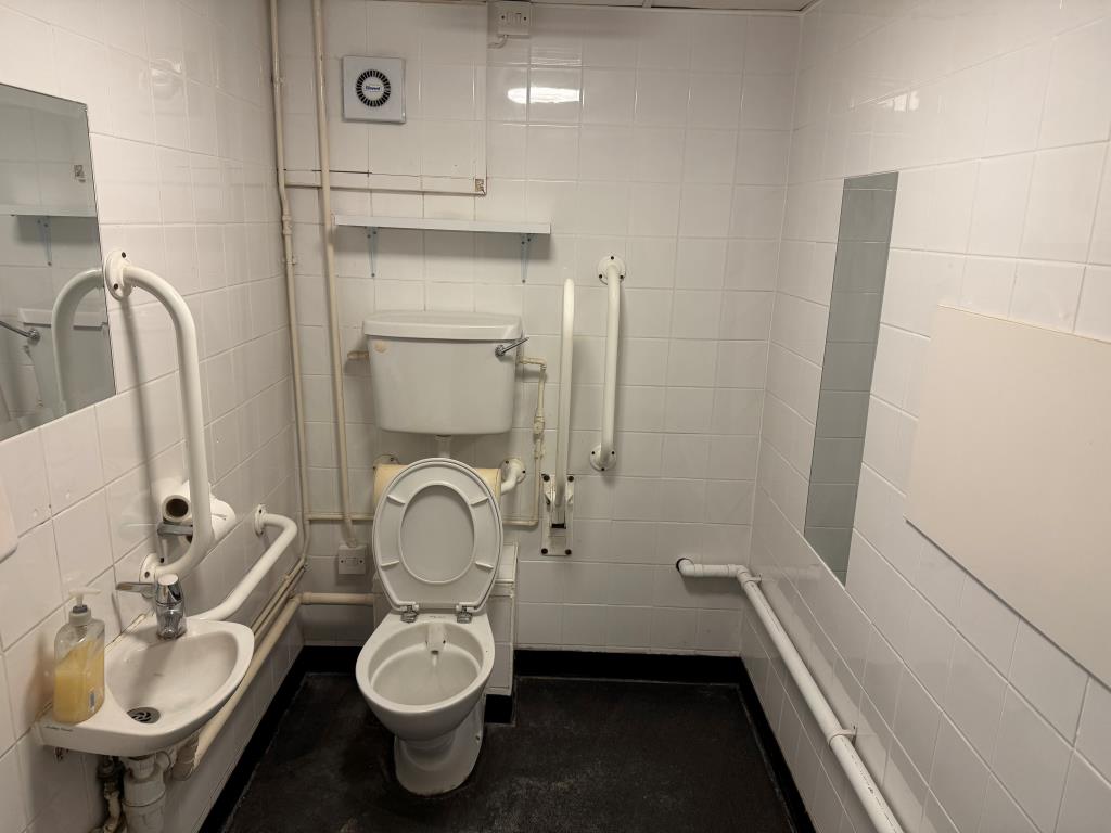 Lot: 46 - TOWN CENTRE LOCK-UP SHOP FOR INVESTMENT OR OWNER OCCUPATION - The Staff Cloakroom at the Rear
